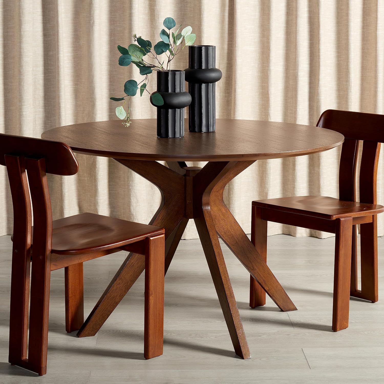 SAFAVIEH Couture Collection – Carolee Walnut Brown 46-Inch Round Dining Table, Farmhouse Dining Table for Kitchen or Dining Room, Seats Up to 4 (SFV2134C)